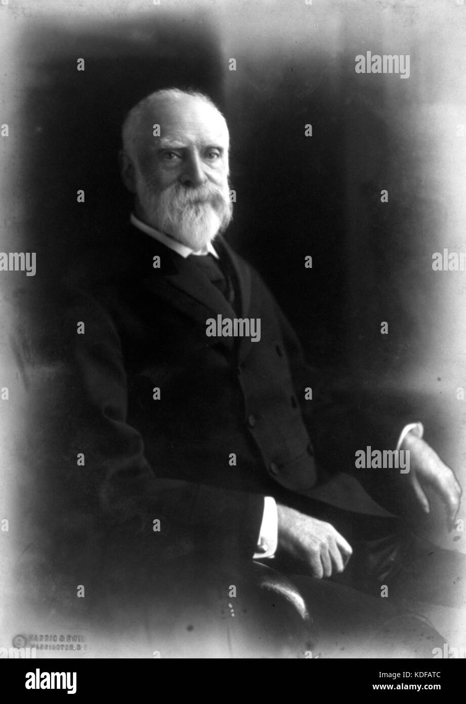 Un ritratto di James Bryce, i visconte Bryce, un importante politico e storico britannico. Bryce era noto per i suoi significativi contributi allo studio delle istituzioni politiche americane e servì come ambasciatore britannico negli Stati Uniti. Foto Stock