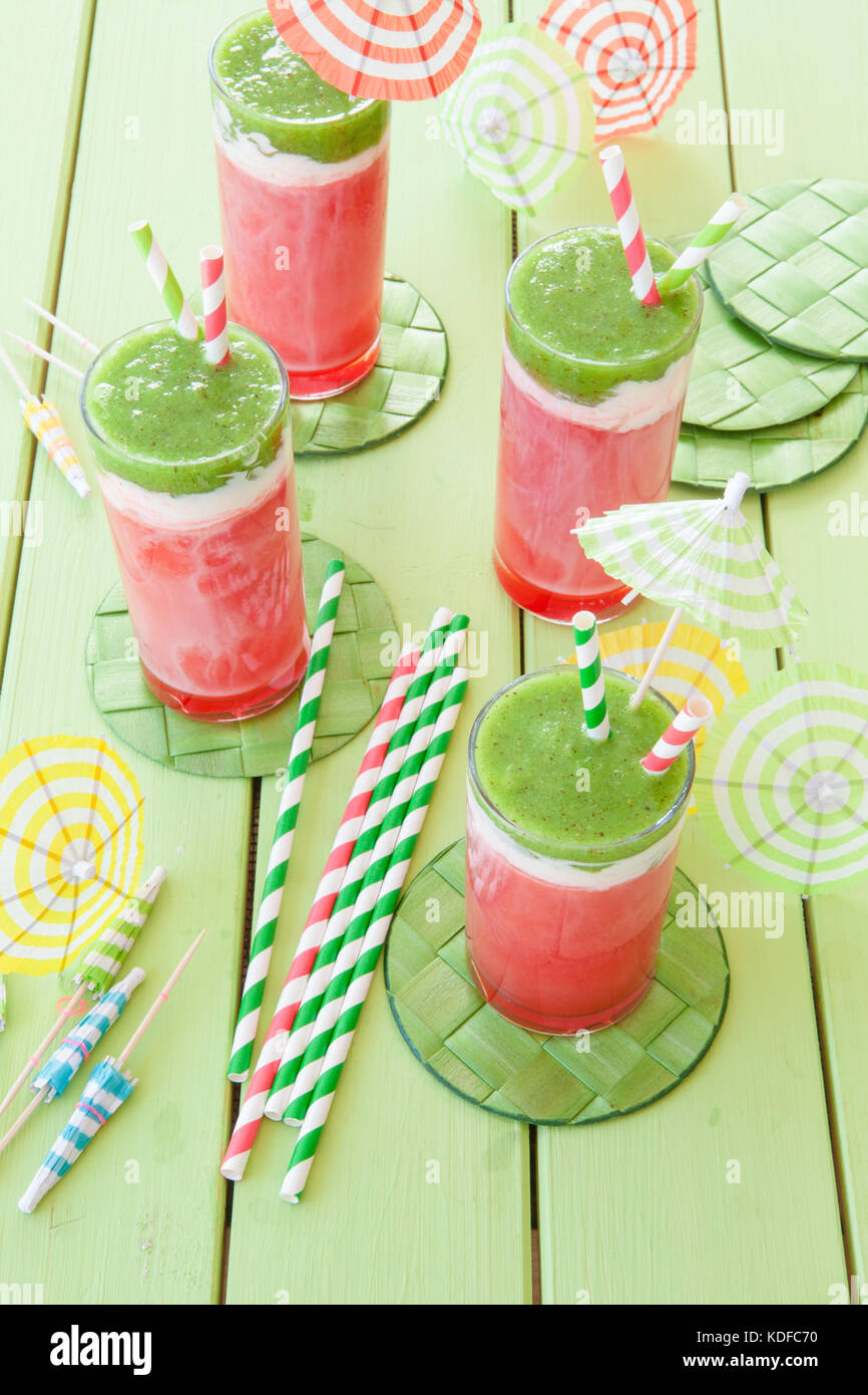 Frullato colorato con anguria e kiwi succo di frutta Foto Stock