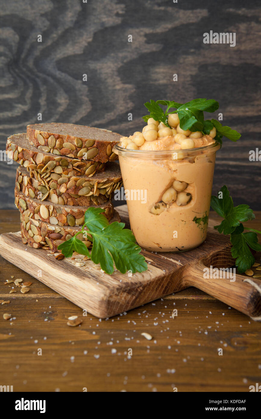 In casa hummus con fresche a fette grano intero pane Foto Stock