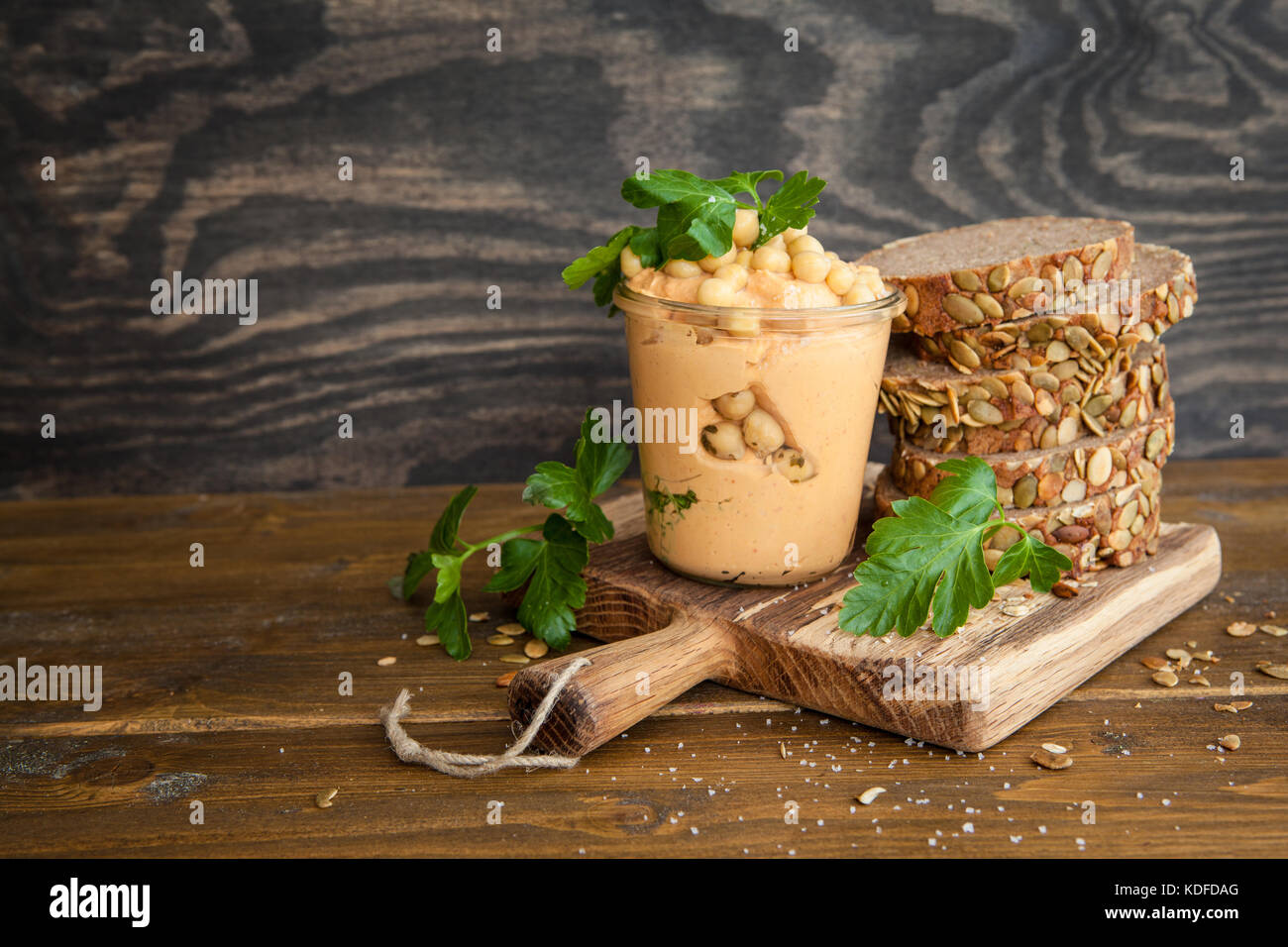 In casa hummus con fresche a fette grano intero pane Foto Stock