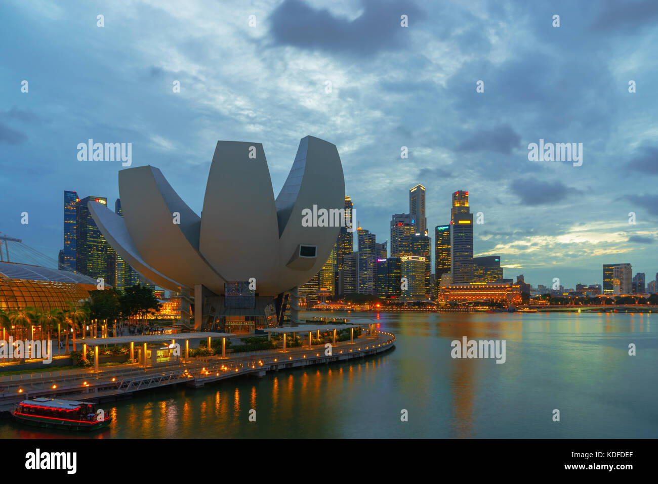 Singapore - 15 febbraio 2017: Singapore cityscape edificio finanziario in area di Marina Bay a Singapore al crepuscolo Foto Stock