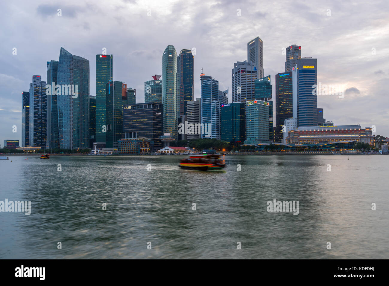 Singapore - 15 febbraio 2017: Singapore cityscape edificio finanziario con drammatica cloud nell'area di Marina Bay a Singapore al crepuscolo Foto Stock