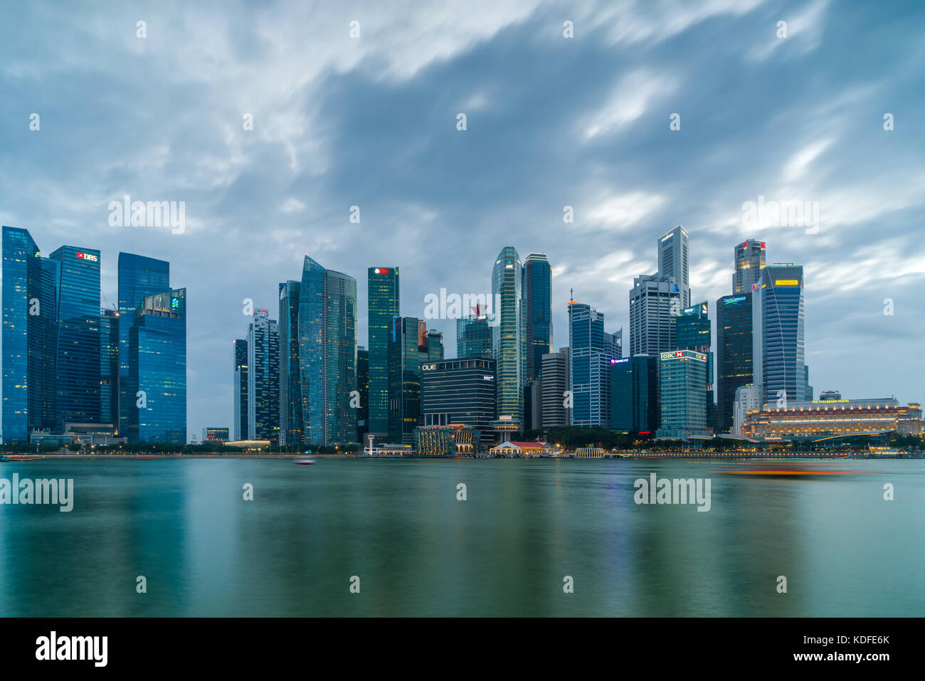 Singapore - 12 febbraio 2017: Singapore cityscape edificio finanziario con drammatica cloud nell'area di Marina Bay a Singapore al tramonto. Foto Stock