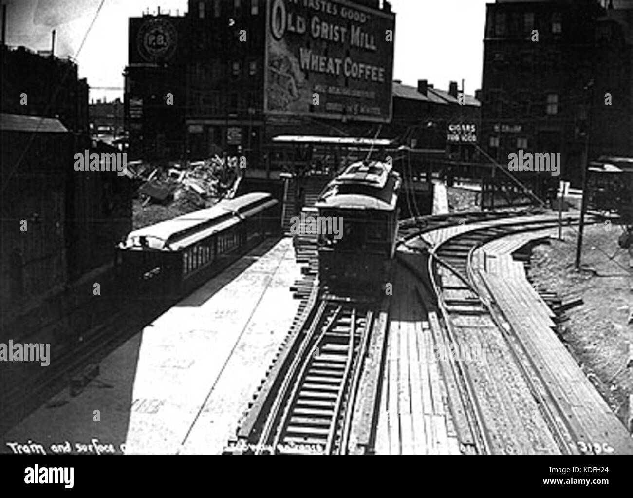 Linea principale treno in piacevole strada Foto Stock