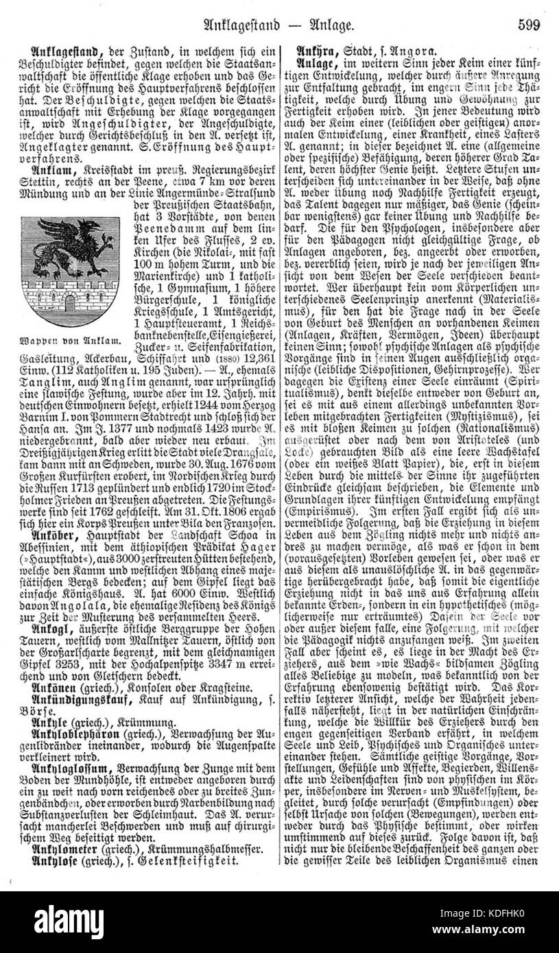 Questa immagine cattura un lamantino che interagisce con una linea di trappole a granchio. La scena evidenzia il comportamento della vita marina, in particolare la natura giocosa e curiosa del lamantino nel suo habitat naturale. Foto Stock