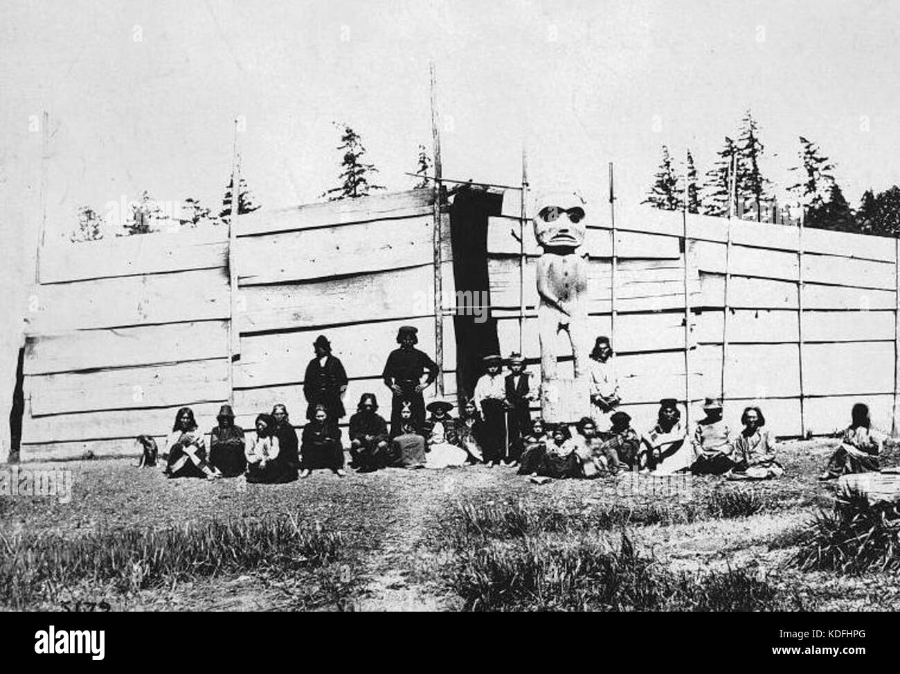 Un totem proveniente dalla Columbia Britannica, Canada, datato 1885. Il totem riflette la cultura indigena e le tradizioni artistiche della regione durante quel periodo. Foto Stock
