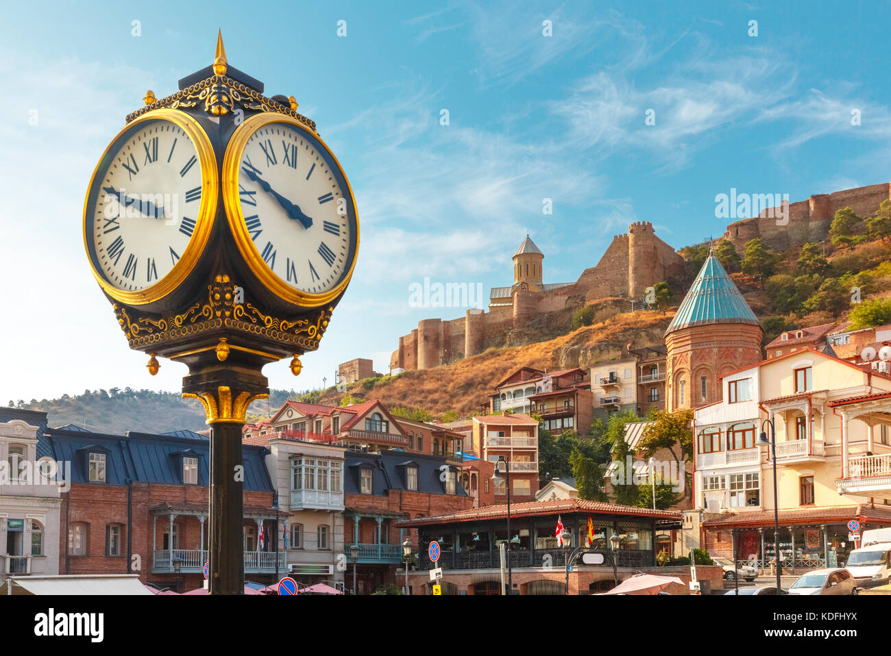 Orologio di città e fortezza di Narikala, Tbilisi, Georgia Foto Stock