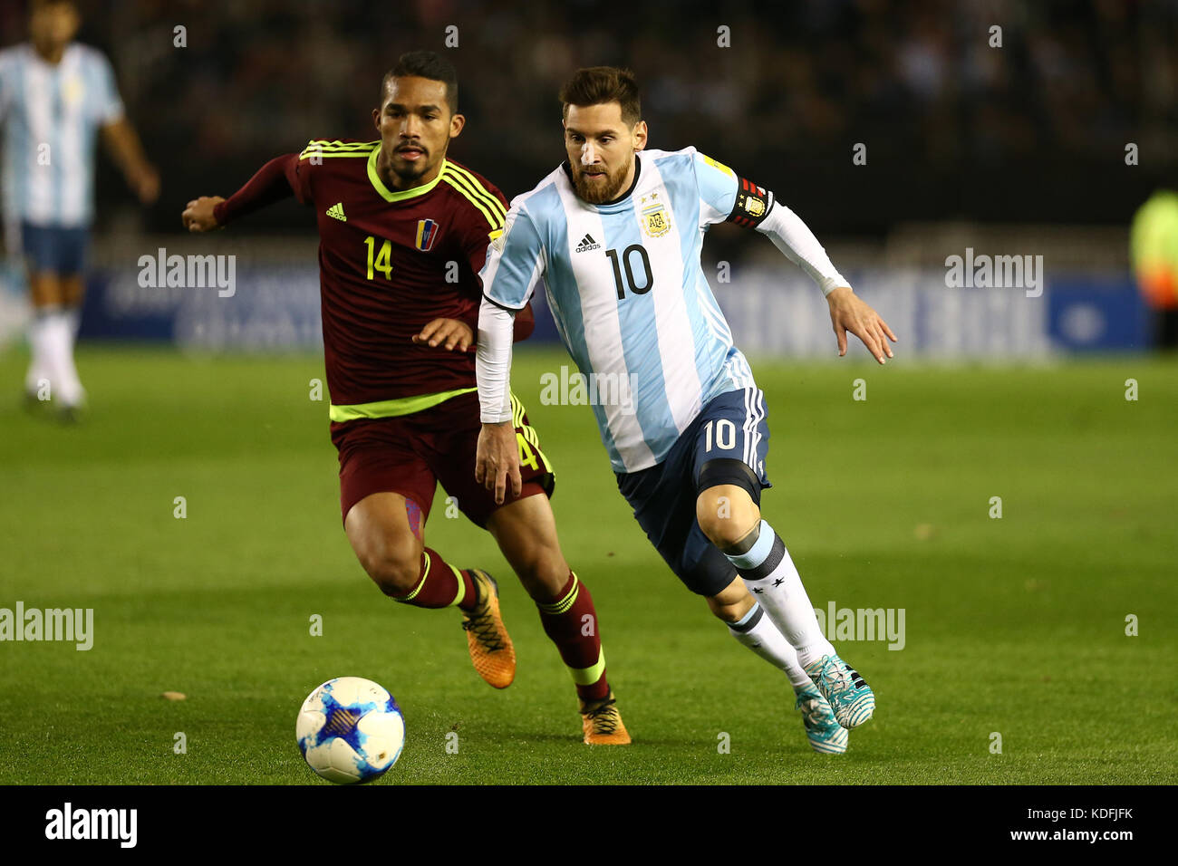 BUENOSA AIRES, Argentina - Settembre 2017 - Lionel Messi cercando di cavalcavia il Venezuela difesa Foto Stock