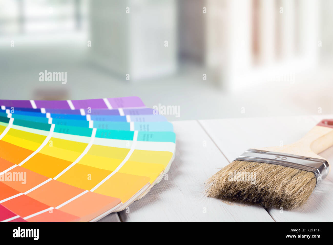 Selezionando il colore della vernice per la casa interior design Foto Stock