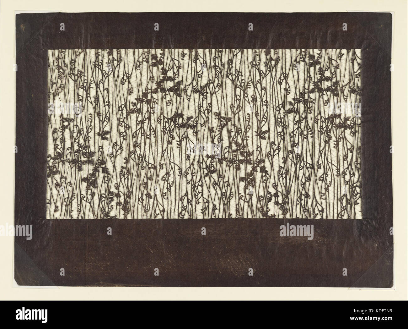 L'immagine intitolata "Kata Gami Bracken and Hemlock Twigs" del Google Art Project è un tradizionale disegno di stencil giapponese che presenta felci di salma e ramoscelli di cicuta, che mostrano l'arte della stampa kata-gami. Foto Stock