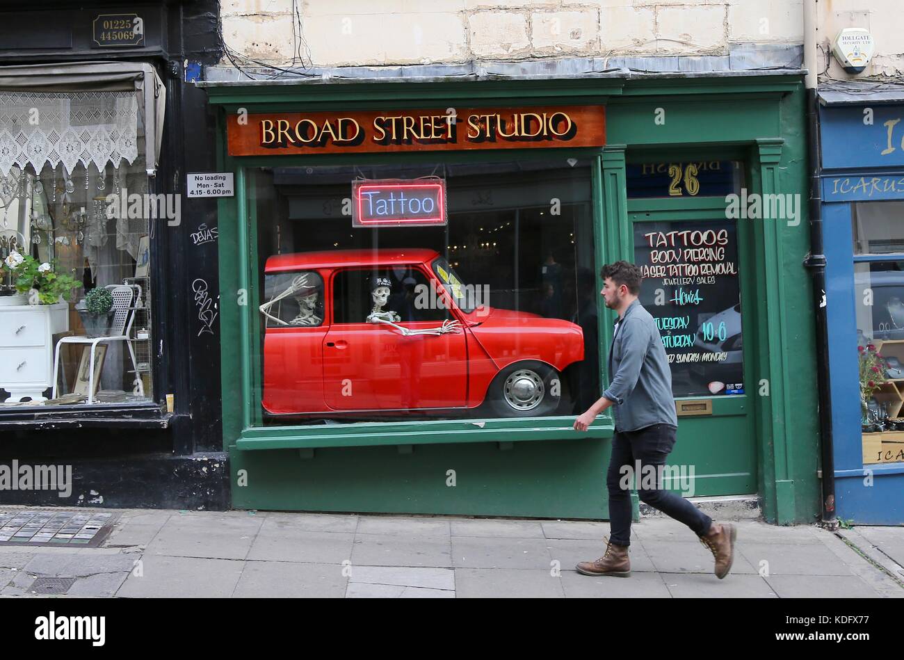 I bizzarri red mini auto nella finestra di Broad Street tattoo studio a Bath, Inghilterra Foto Stock
