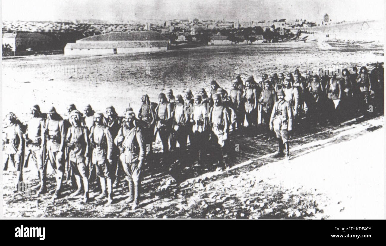 Questa fotografia mostra i soldati ottomani dell'anno 1917, raffiguranti la loro uniforme militare, l'equipaggiamento e la formazione durante la prima guerra mondiale, evidenziando il ruolo dell'Impero ottomano nel conflitto. Foto Stock