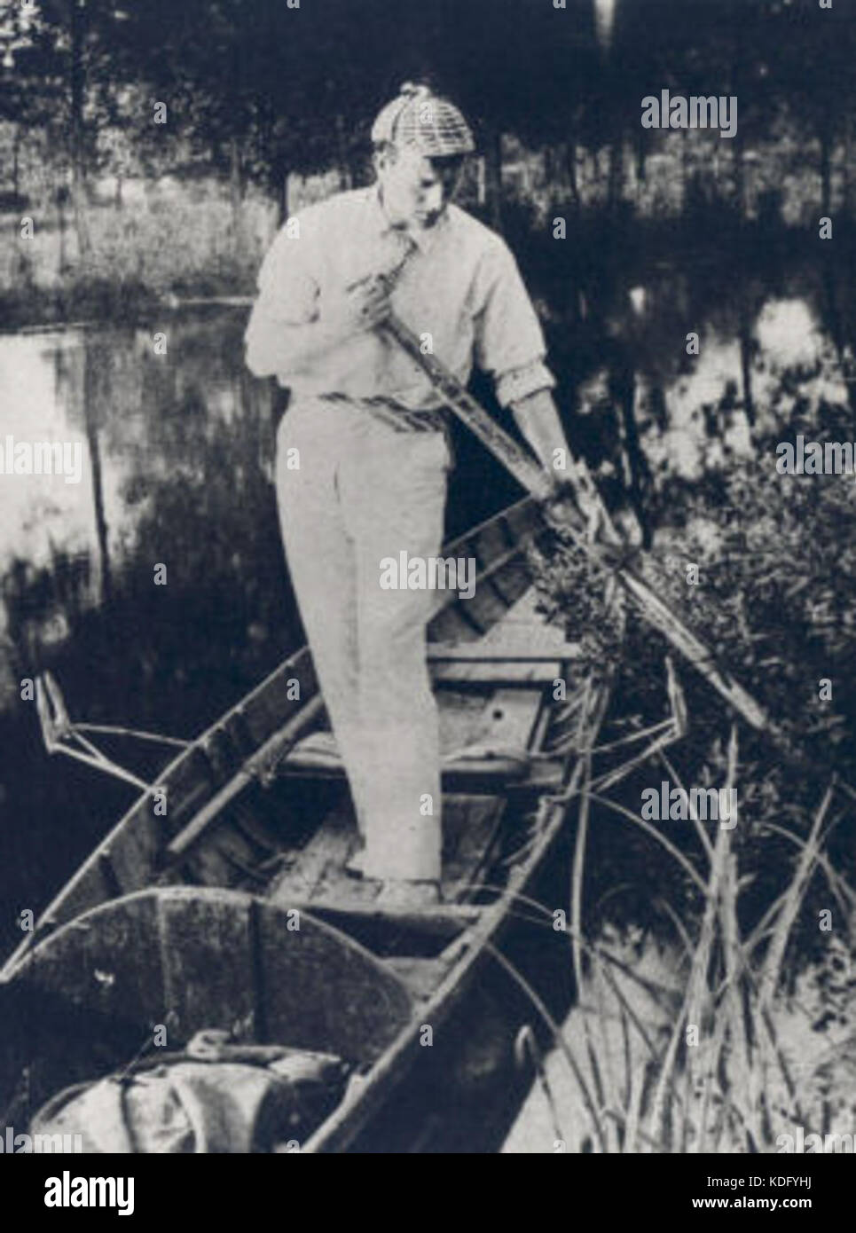 Sidney Paget indossa il suo cappuccio Deerstalker Foto Stock