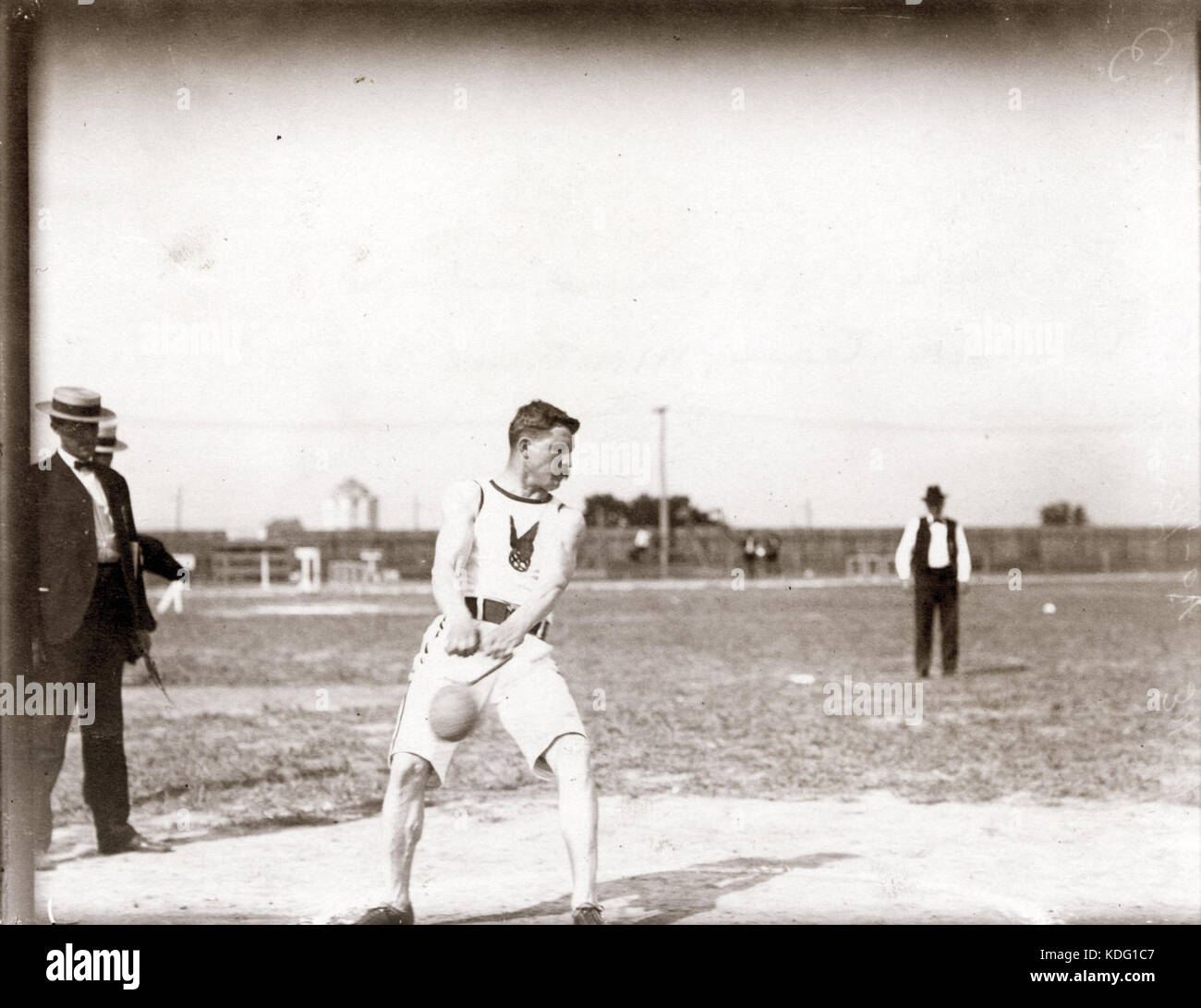 Giochi Olimpici Etienne Desmarteau, Montreal Athletic Association, gettando il 56 lb. peso al 1904 Olimpiadi Foto Stock