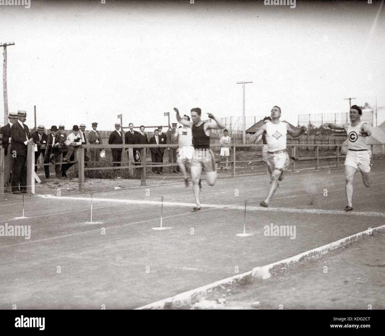 N.J. Cartmell conquistando la terza calore di 100 metri girare alla Olimpiadi 1904 Foto Stock