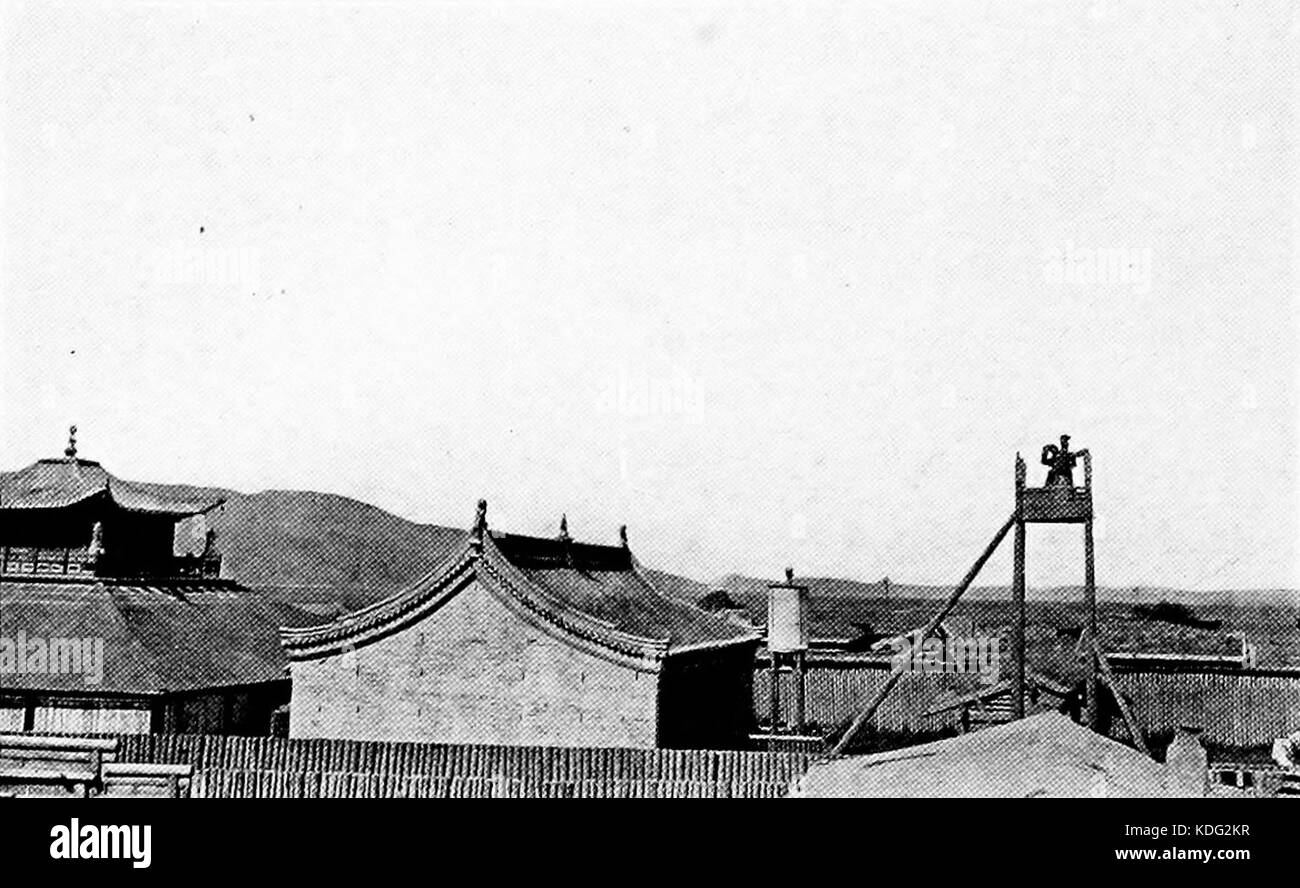 Una fotografia storica raffigurante i lama che eseguono un rituale in un tempio di Urga, Mongolia. La scena cattura la pratica spirituale e il patrimonio culturale della regione. Foto Stock