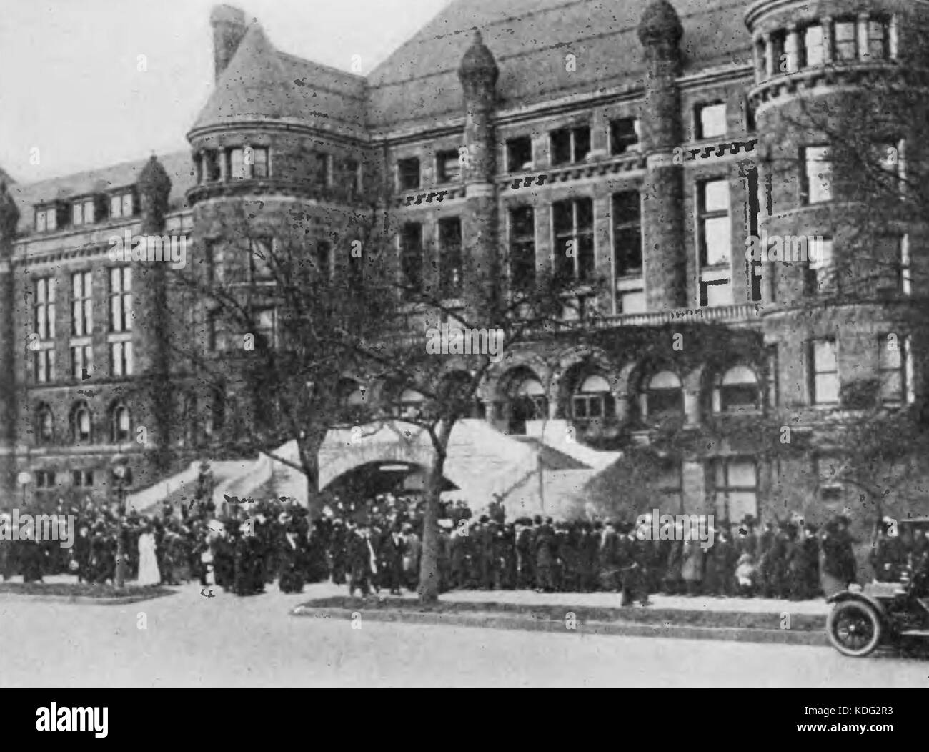 PSM V84 D519 2 visitatori di entrare al museo americano di storia naturale Foto Stock