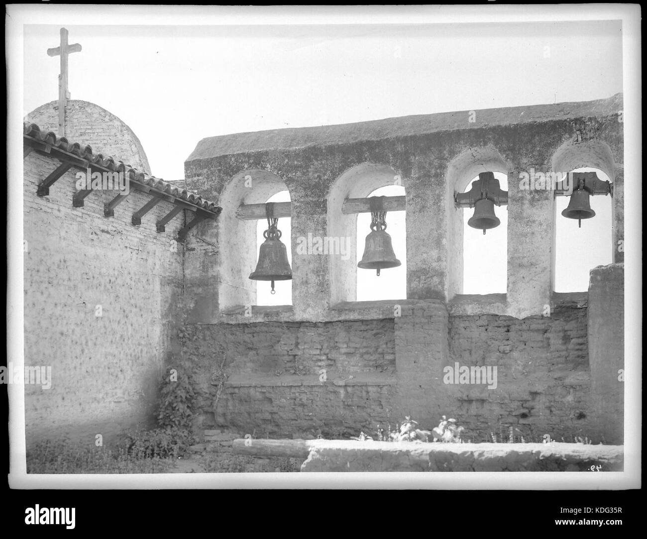 La missione di San Juan Capistrano torre campanaria dalla parte posteriore, ca.1902 (CHS 49) Foto Stock