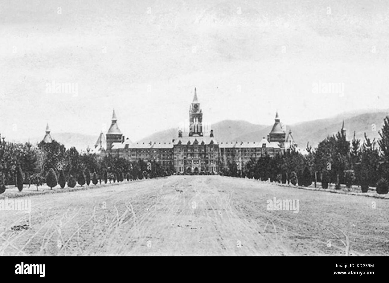 Una fotografia del Napa State Hospital, scattata intorno al 1900. L'immagine raffigura l'architettura e l'ambiente di questa nota struttura di salute mentale in California durante l'inizio del XX secolo. Foto Stock