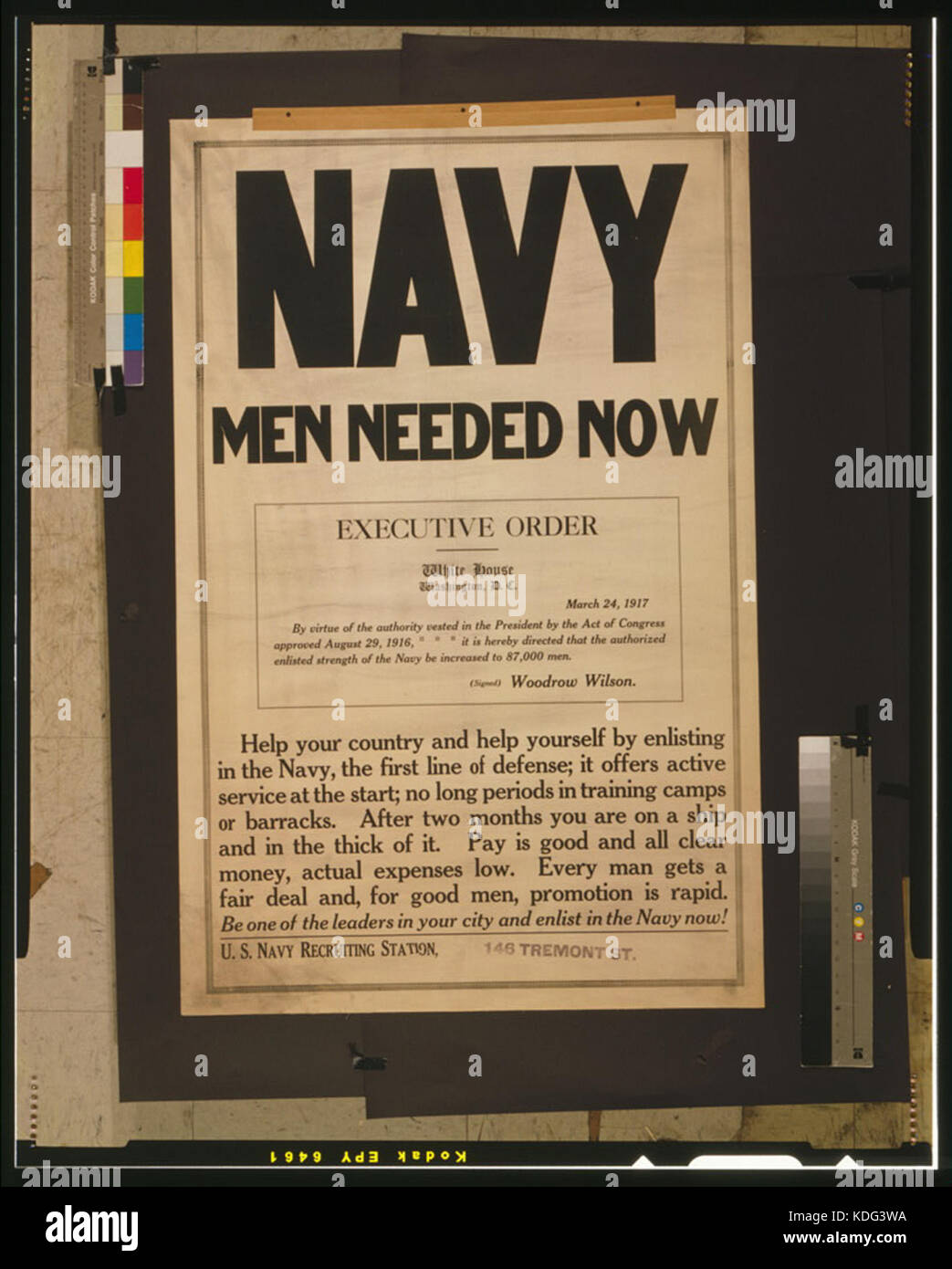 Questo titolo si riferisce a un manifesto di reclutamento di un periodo storico, che esorta gli individui ad arruolarsi nella marina. Faceva parte di una campagna nazionale per aumentare l'arruolamento militare durante la guerra. Foto Stock