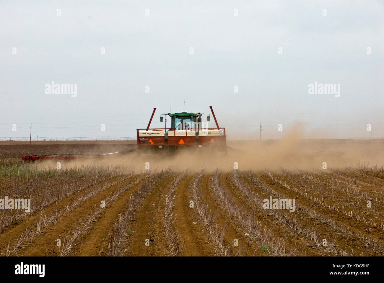 Trattore John Deere piantagione cotone con una fila di 24 case ih piantatrice di aria in nessun fino al cotone Foto Stock