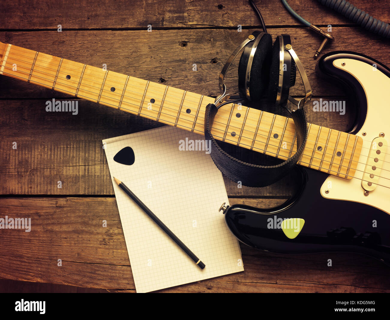 Il concetto di musica immagine, chitarra vintage con il vecchio ha utilizzato le cuffie su un rustico sfondo di legno, Jazz, Rock o Blues music concept Foto Stock