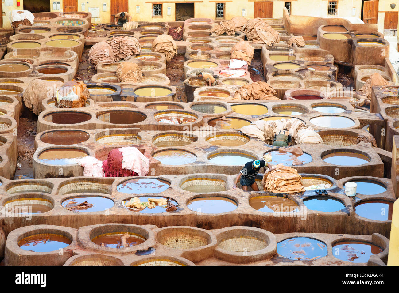 Fez, in Marocco - Jan 14, 2017: Chouwara Cuoio concia tradizionale in antica medina di Fes el Bali Foto Stock