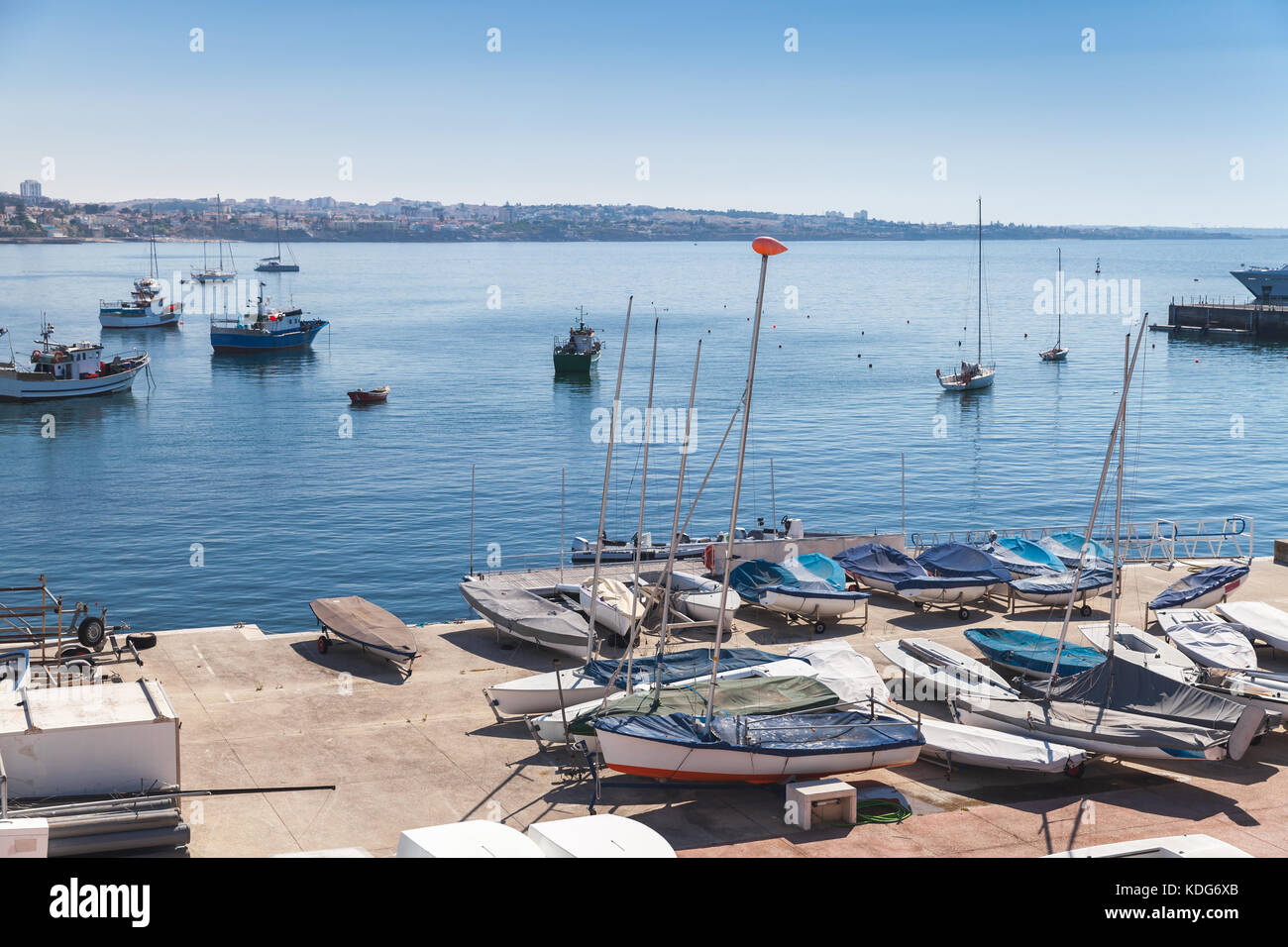 Baia di Cascais. piccole barche a vela giaceva sul molo di giorno d'estate. comune di Cascais, Portogallo Foto Stock