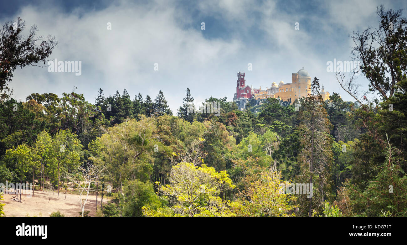 Panoramica paesaggio estivo con pena palace sulla sommità delle montagne di Sintra. luogo caratteristico del Portogallo Foto Stock