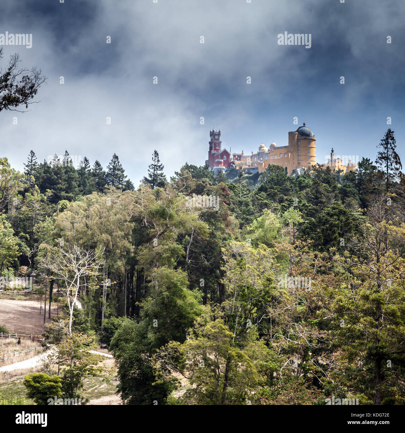 Piazza paesaggio estivo con pena palace sulla sommità delle montagne di Sintra. comune di Sintra, Portogallo Foto Stock