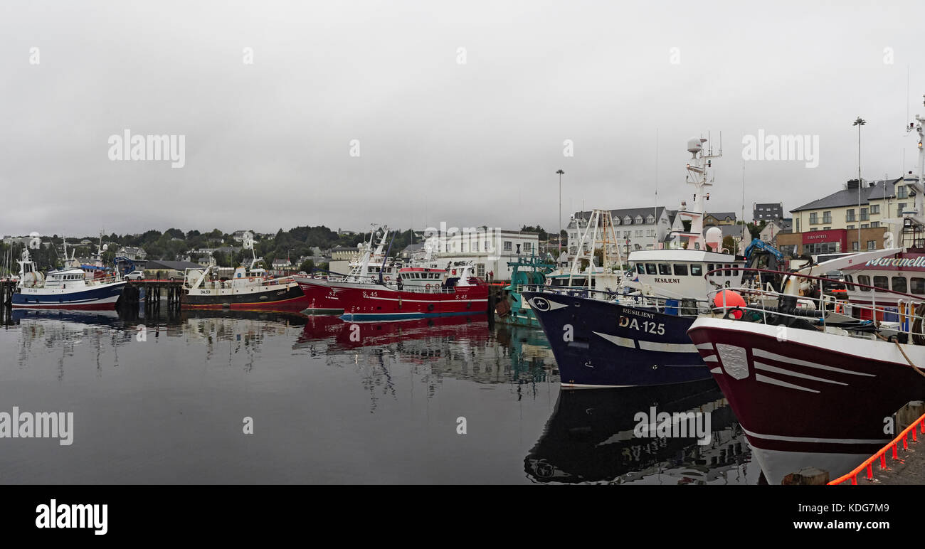 Killybegs Harbour con poppa i pescherecci della flotta da pesca County Donegal Irlanda Foto Stock