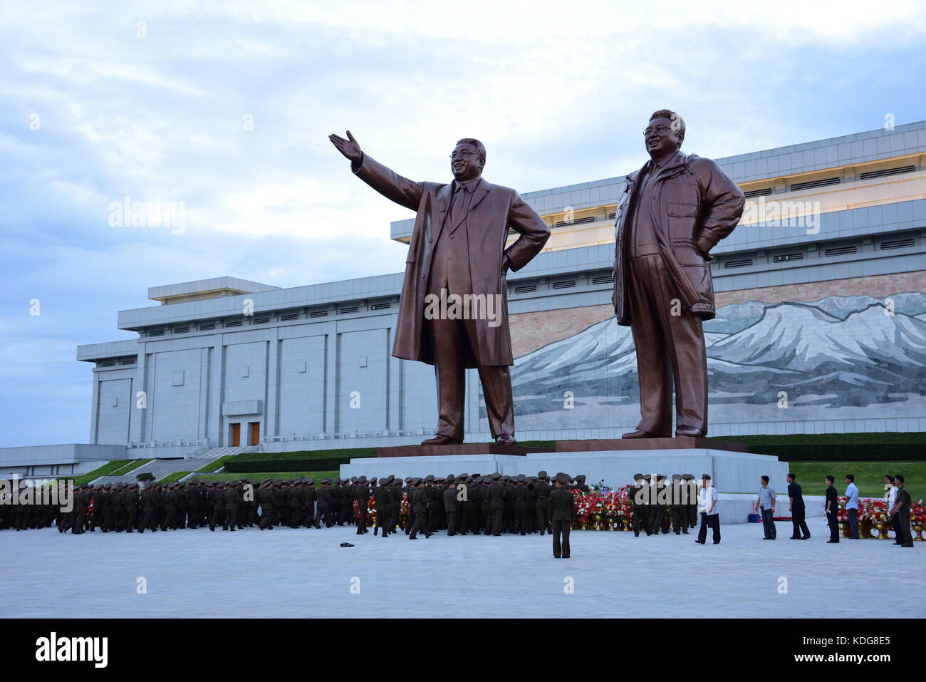 Il mansu hill grand monument - statue di Kim il Sung e Kim Jong Il in pyonyang, la corea del nord. Foto Stock