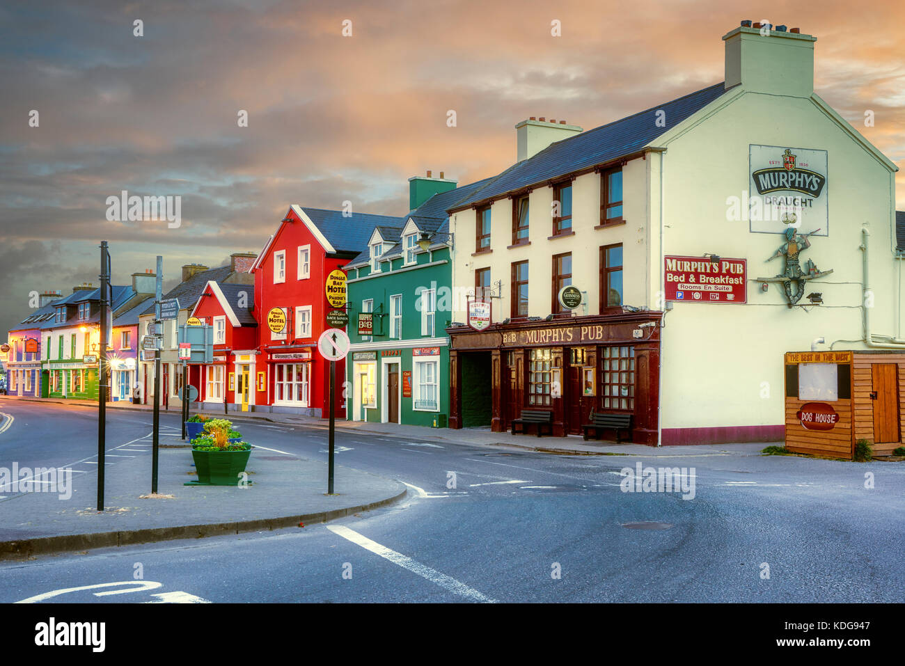 Colorate vetrine in Dingle, nella contea di Kerry, Irlanda Foto Stock