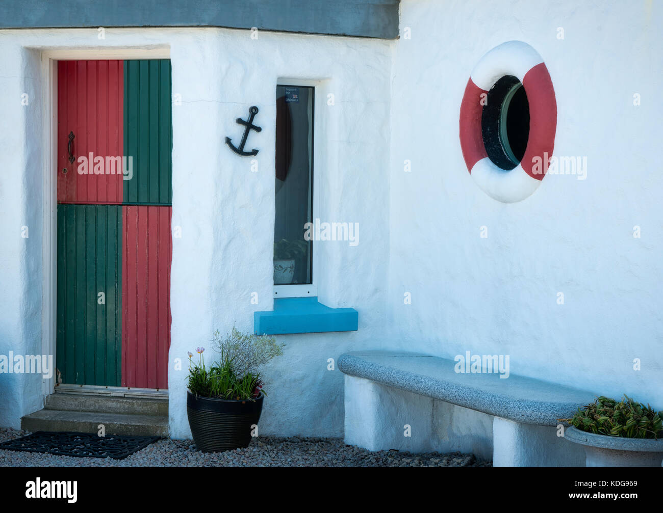 Decorazioni nautiche sulla casa . dunseverick Harbour, l'Irlanda del nord. Foto Stock