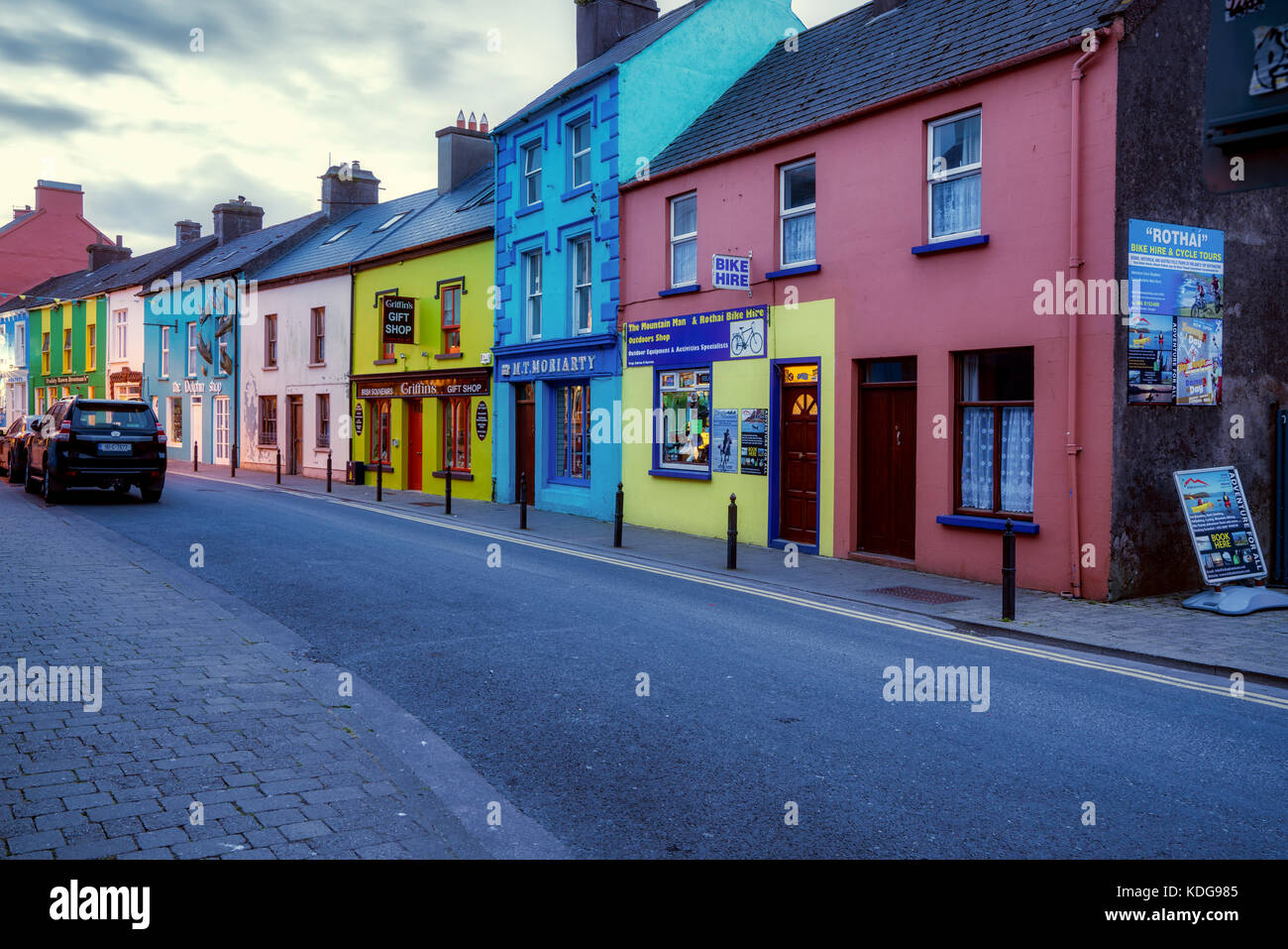 Colorate vetrine in Dingle, nella contea di Kerry, Irlanda Foto Stock