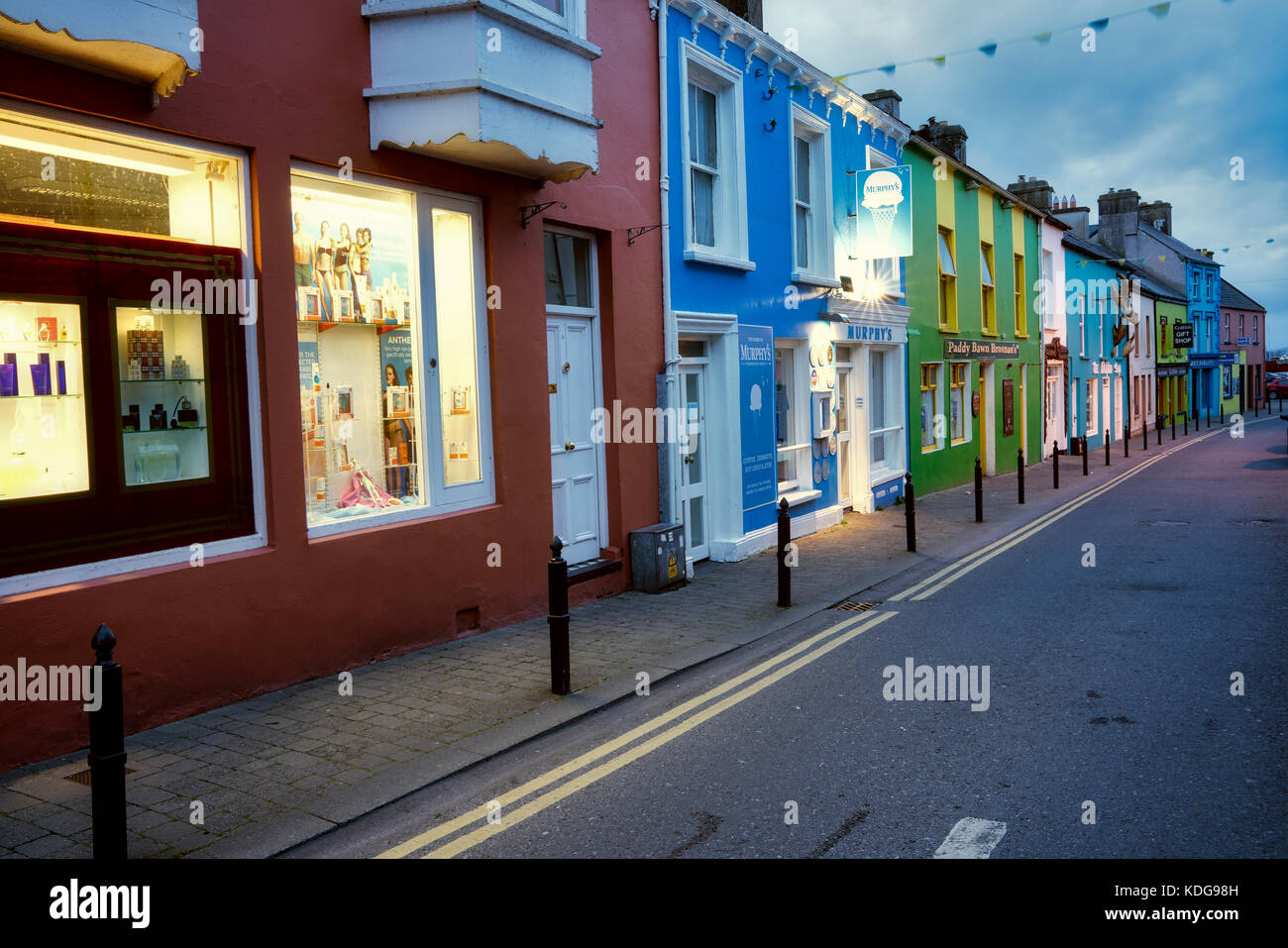 Colorate vetrine in Dingle, nella contea di Kerry, Irlanda Foto Stock