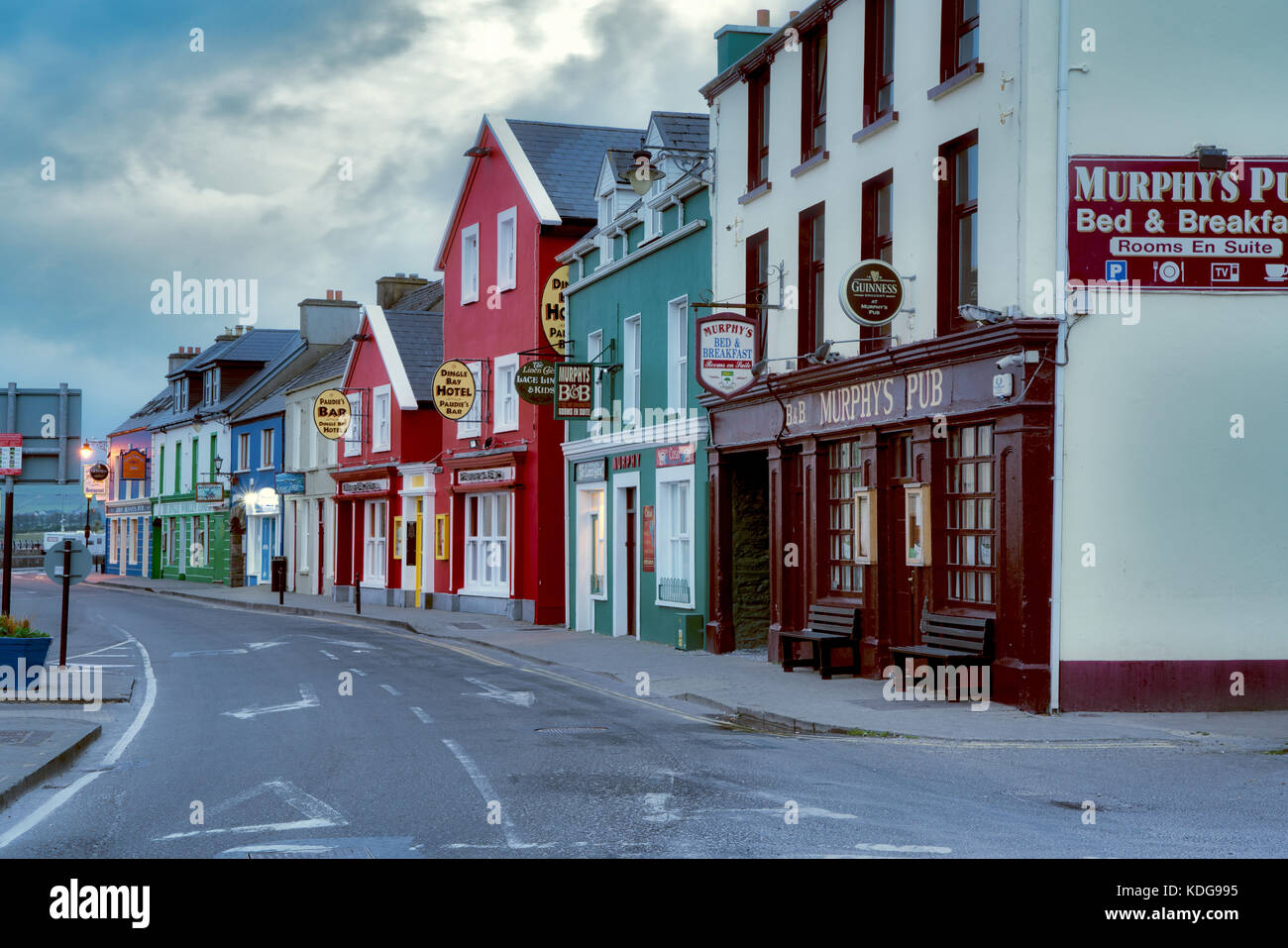 Colorate vetrine in Dingle, nella contea di Kerry, Irlanda Foto Stock