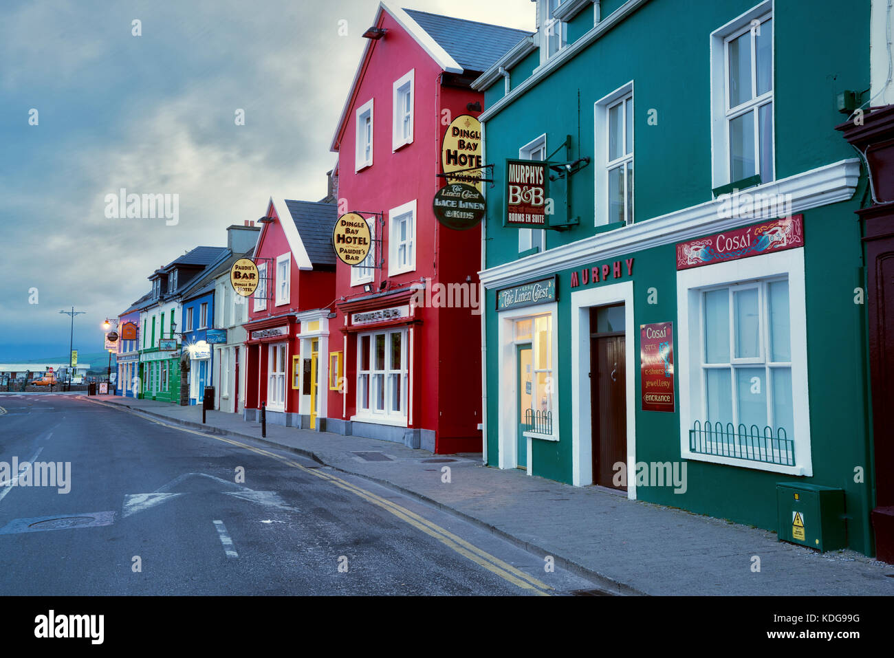 Colorate vetrine in Dingle, nella contea di Kerry, Irlanda Foto Stock
