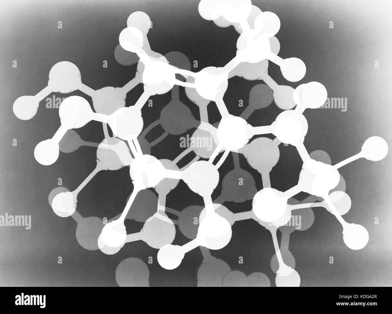 Fotogramma effetto utilizzando esposizioni multiple di un modello molecolare per illustrare la ricerca pura. Foto Stock