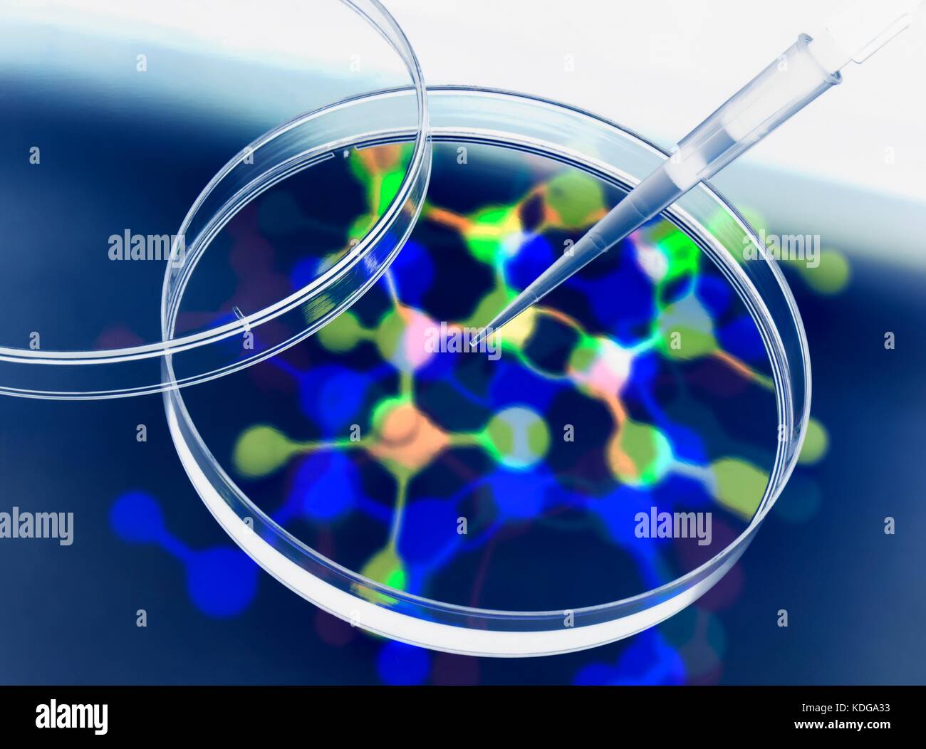 Fotogramma style fotografia mediante esposizioni multiple di un modello molecolare, la pipetta e capsule di petri per illustrare la ricerca pura. Foto Stock