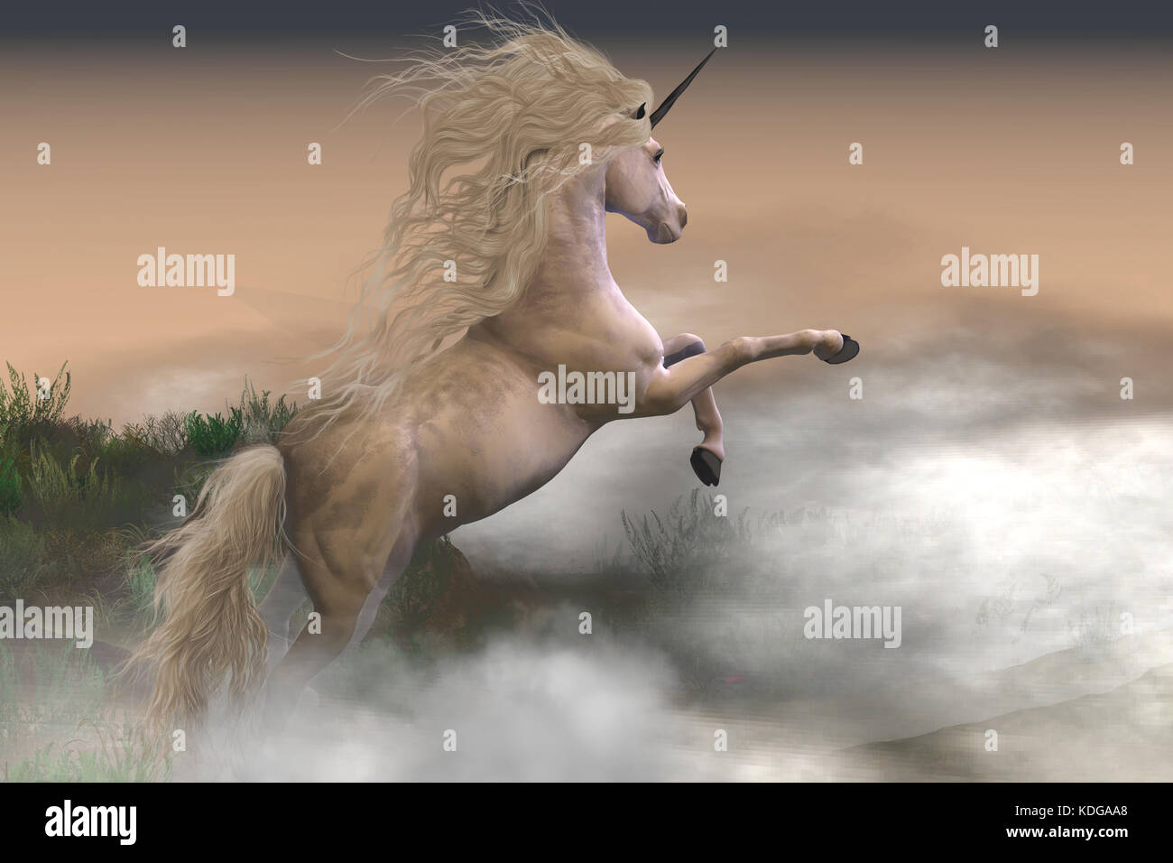 Misty Mountain Unicorn - Misty volute di nuvole circondano un unicorno feste di addio al celibato come egli mostra la sua forza e la sua energia su un pendio di montagna. Foto Stock