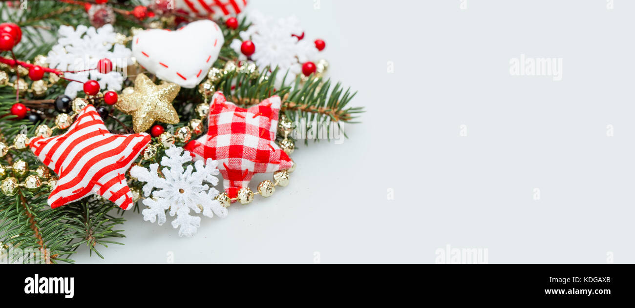 Banner di Natale sfondo bianco con il simbolo del fiocco di neve, albero di natale ramoscello, stelle rosse, agrifoglio bacche e anno nuovo decor e su sfondo bianco Foto Stock