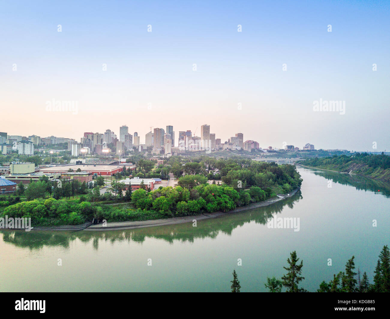 Skyline di Edmonton downtown con il Fiume Saskatchewan, Alberta, Canada Foto Stock