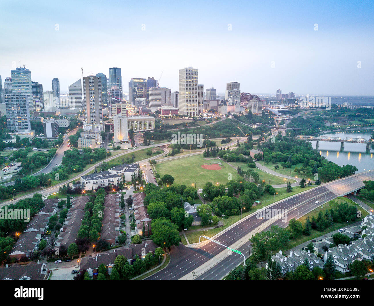 Skyline di Edmonton downtown con il Fiume Saskatchewan, Alberta, Canada Foto Stock