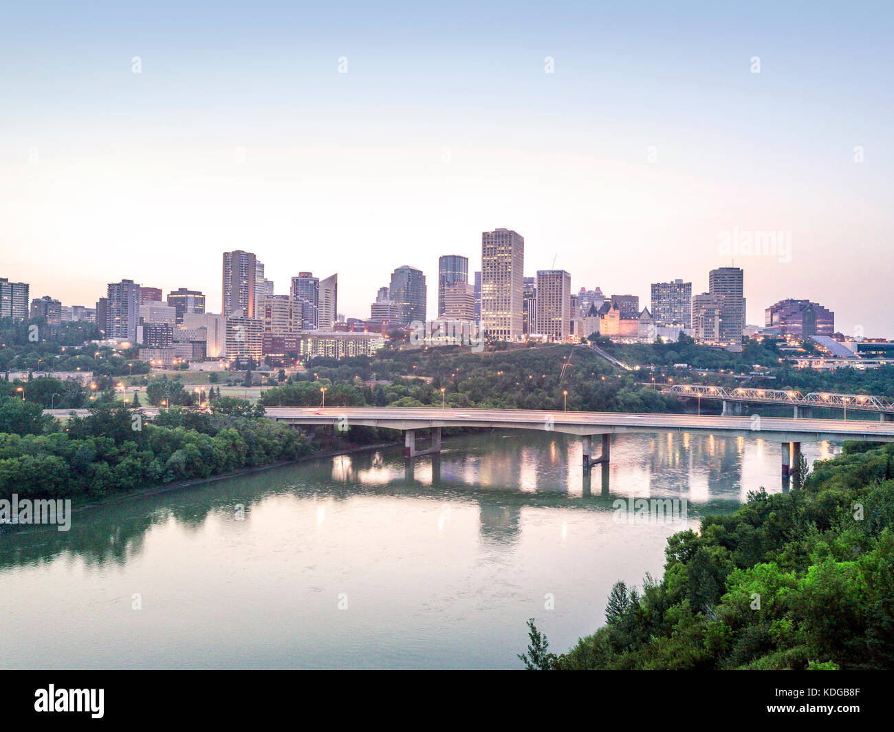 Skyline di Edmonton downtown con il Fiume Saskatchewan, Alberta, Canada Foto Stock
