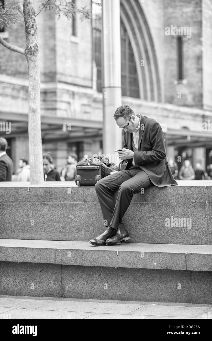 London street photography presi intorno a Kings Cross e Trafalgar Square cercando di catturare questi ignari per la maggior parte gli scatti naturali che possono essere adottate. Foto Stock