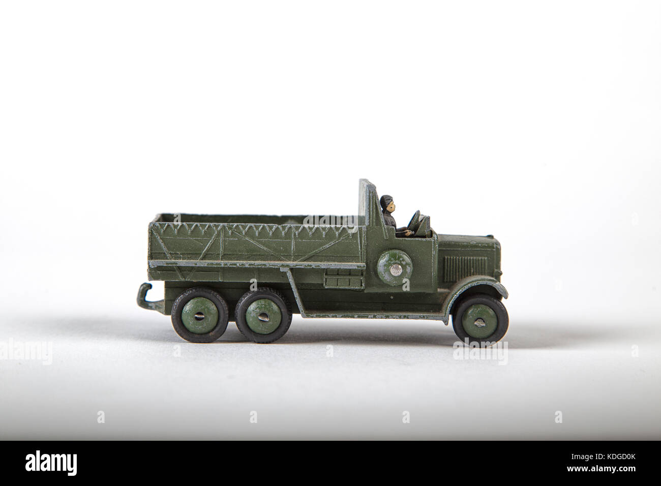 Giocattolo Vintage die cast army truck realizzato da Dinky toys in Inghilterra negli anni trenta isolati e tiro su bianco Foto Stock