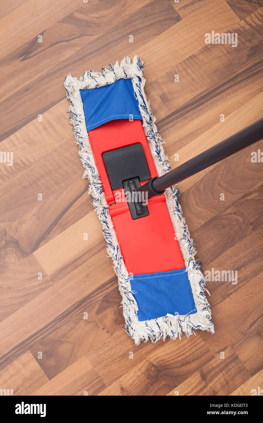 Angolo di alta vista del mop su pavimento in legno duro Foto Stock