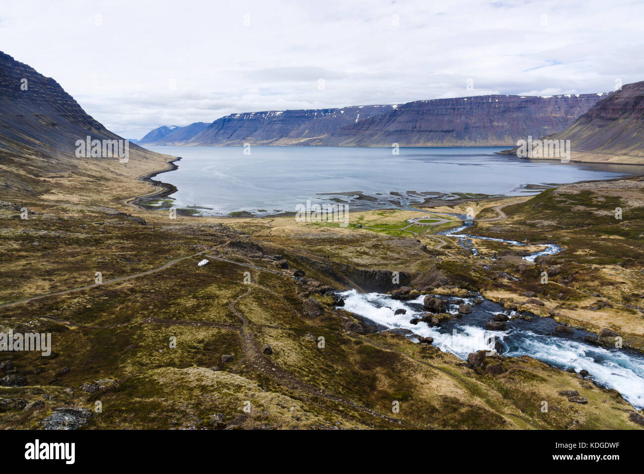 Vista sulla baia di dynjandivogur dalla cascata dynjandi, westfjords, Islanda Foto Stock