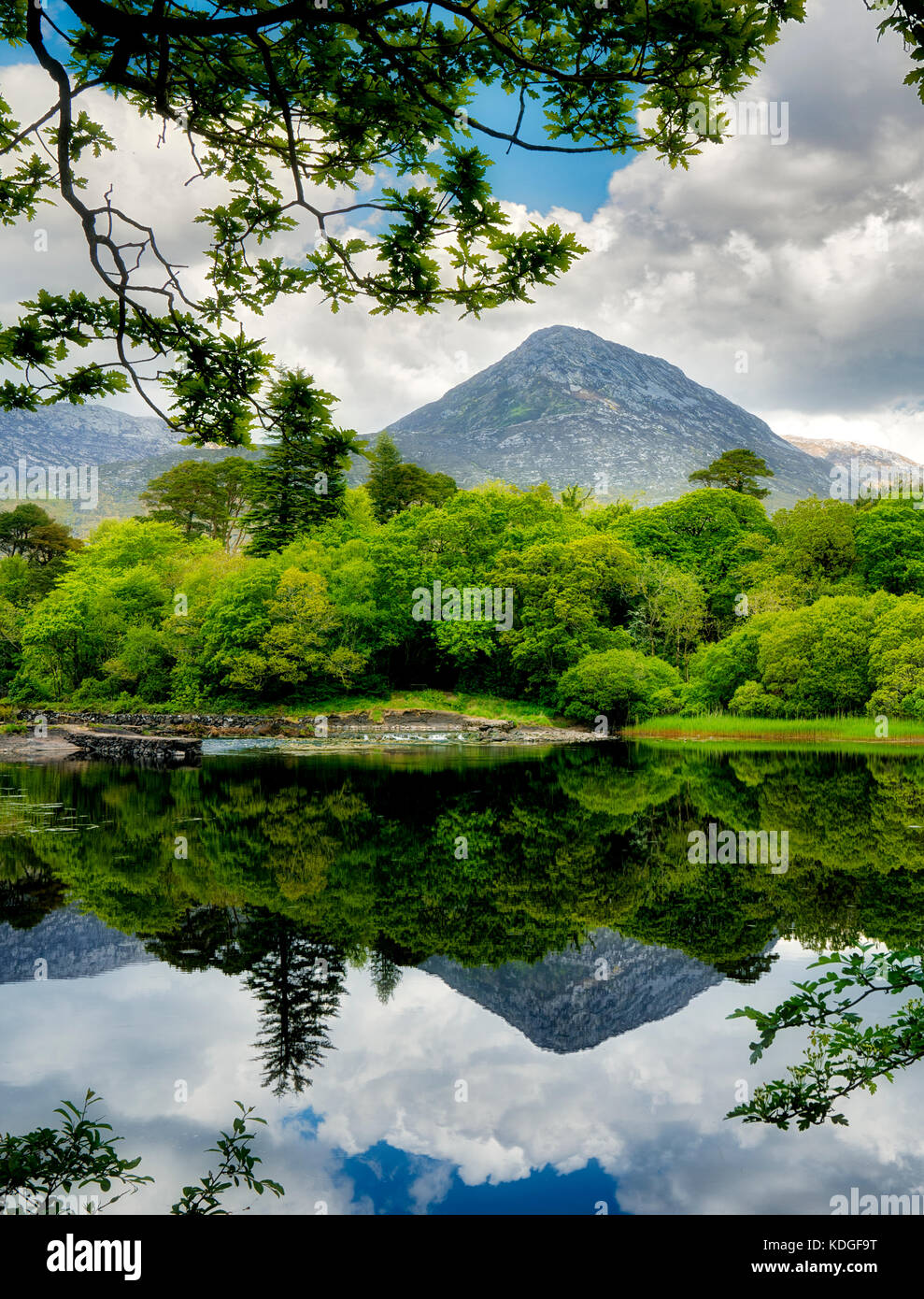 Ancora acque del fiume ballynahinch. connemara. contea di Galway, Irlanda Foto Stock